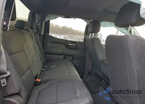 2021 Chevrolet Silverado K1500 Custom z USA, uszkodzony, nr VIN 1GCPYBEK8MZ240881